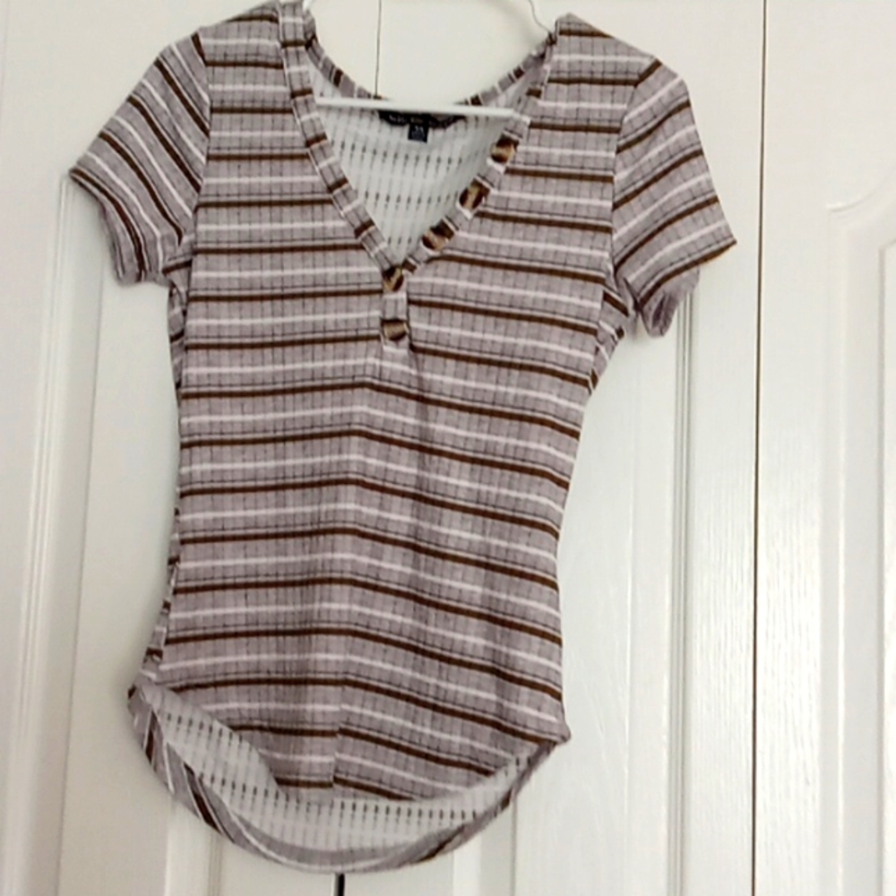 Size: medium Brand: belle tweed Color: green gray and white